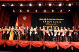 Lãnh đạo thành phố Hải Phòng tặng hoa các cán bộ vừa được bầu và miễn nhiệm. (Nguồn: baochinhphu.vn)