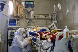 Nhân viên y tế điều trị cho bệnh nhân nhiễm COVID-19 tại bệnh viện ở Tehran, Iran ngày 1/3/2020. (Ảnh: AFP/TTXVN)