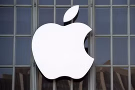 Biểu tượng Apple tại một cửa hàng ở California, Mỹ. (Ảnh: AFP/TTXVN)