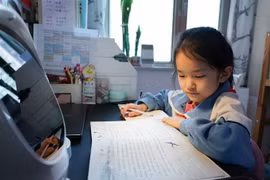 Học sinh học trực tuyến sau khi nhiều trường học phải đóng cửa do dịch COVID-19 ở Bắc Kinh, Trung Quốc. (Ảnh: THX/TTXVN)