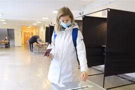 Cử tri bỏ phiếu tại vòng hai cuộc bầu cử Quốc hội ở Vilnius, Litva ngày 25/10/2020. (Ảnh: AFP/TTXVN)