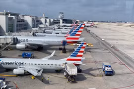Máy bay của hãng hàng không American Airlines tại sân bay quốc tế Miami, bang Florida, Mỹ. (Ảnh: AFP/TTXVN)