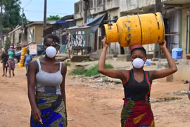 Người dân đeo khẩu trang nhằm ngăn chặn sự lây lan của dịch COVID-19 tại Abidjan, Cote d'Ivoire. (Ảnh: AFP/TTXVN)