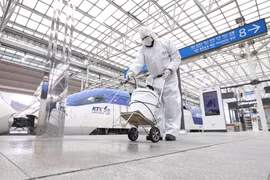 Nhân viên phun thuốc khử trùng tại nhà ga tàu hỏa ở Seoul, Hàn Quốc, ngày 25/2/2020, nhằm ngăn chặn sự lây lan của virus SARS-CoV-2. (Ảnh: THX/ TTXVN)