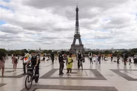 Người dân Pháp tại tháp Eiffel tại thủ đô Paris. (Ảnh: AFP/TTXVN)