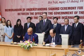 Bộ trưởng, Chủ nhiệm Văn phòng Chính phủ Mai Tiến Dũng và Quyền Giám đốc Quốc gia USAID Việt Nam Bradley Bessire ký Biên bản ghi nhớ triển khai thoả thuận chung chiến lược Chương trình xây dựng năng lực trong lĩnh vực Chính phủ điện tử của Việt Nam. (Ảnh: