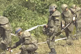 Quân đội Hàn Quốc tháo gỡ mìn. (Nguồn: Yonhap)