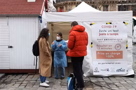 Một điểm xét nghiệm COVID-19 tại Paris, Pháp, ngày 16/12/2020. (Ảnh: THX/TTXVN)