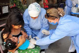 Tiêm chủng vắcxin cho trẻ em tại Damascus, Syria. (Ảnh: THX/TTXVN)