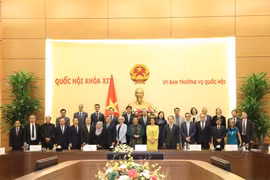 Phó Chủ tịch Thường trực Quốc hội Tòng Thị Phóng, Trưởng Ban Tổ chức AIPA 41 với các đại sứ, đại diện đại sứ quán các nước tại buổi tiếp. (Ảnh: Văn Điệp/TTXVN)