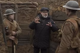Đạo diễn Sam Mendes chỉ đạo diễn xuất trên phim trường. (Nguồn: screendaily.com)