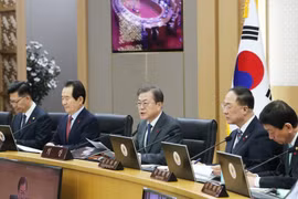 Tổng thống Hàn Quốc Moon Jae-in (giữa) phát biểu tại cuộc họp nội các ở Sejong ngày 21/1/2020. (Ảnh: Yonhap/TTXVN)