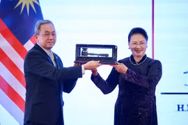 Chủ tịch Quốc hội Nguyễn Thị Kim Ngân, Chủ tịch AIPA 41 chuyển giao chức Chủ tịch AIPA 2021, nước sẽ tổ chức AIPA 42 cho Brunei. (Ảnh: Dương Giang/TTXVN)