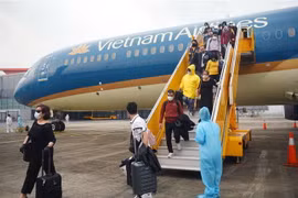 Hơn 500 công dân Việt Nam từ Đức và Anh trở về an toàn tại sân bay Vân Đồn. (Ảnh: TTXVN phát)