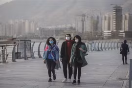 Người dân đeo khẩu trang phòng lây nhiễm COVID-19 tại Tehran, Iran. (Ảnh: THX/TTXVN)
