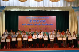 Ban Chỉ đạo Vận động hiến máu tình nguyện tỉnh Đồng Tháp tôn vinh 176 tập thể, gia đình và cá nhân có thành tích tiêu biểu. (Ảnh: Chương Đài/TTXVN)