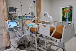 Điều trị cho bệnh nhân nhiễm COVID-19 tại Bogor, Tây Java, Indonesia. (Ảnh: AFP/TTXVN)