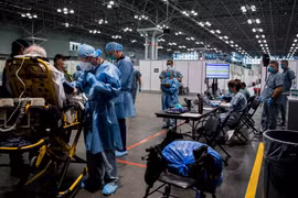 Lực lượng quân nhân Mỹ làm việc tại một trạm y tế ở New York. (Ảnh: AFP/TTXVN)