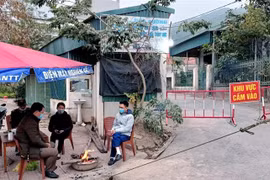 Một chốt kiểm dịch ở thị trấn Cái Rồng, Vân Đồn, Quảng Ninh. (Ảnh: TTXVN phát)