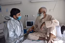 Nhân viên y tế điều trị cho bệnh nhân nhiễm COVID-19 tại bệnh viện ở Kandahar, Afghanistan, ngày 16/2/2021. (Ảnh: THX/TTXVN)