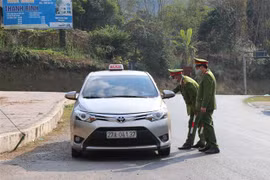 Lực lượng chức năng đang thực hiện kiểm tra, kiểm soát phương tiện taxi tại ngã ba Nà Nhạn (thành phố Điện Biên Phủ), không cho người dân ra vào địa bàn có trường hợp dương tính với Sars-Cov-2. (Ảnh: Xuân Tiến/TTXVN)
