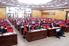 Các đại biểu dự Hội nghị biểu quyết, thống nhất cơ cấu, thành phần và số lượng người ứng cử. (Ảnh: Mạnh Tú/TTXVN)