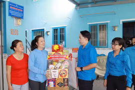 Lãnh đạo Liên đoàn Lao động Tp. Hồ Chí Minh thăm, chúc Tết chủ nhà trọ và công nhân lao động có hoàn cảnh khó khăn không có điều kiện về quê đón Tết. (Ảnh: Thanh Vũ/TTXVN)