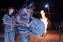 Màn biểu diễn cồng chiêng trong lễ hội mừng lúa mới của bà con dân tộc S'tiêng ở Thiên Cư, xã Thiện Hưng, huyện biên giới Bù Đốp (Bình Phước). (Ảnh: K GỬIH/TTXVN)