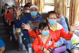 Công nhân lao động trên chuyến tàu mùa Xuân. (Ảnh: Thanh Vũ/TTXVN)