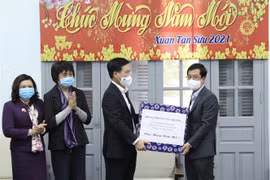 Ủy viên Bộ Chính trị, Thường trực Ban Bí thư Võ Văn Thưởng tặng quà, chúc tết cán bộ, nhân viên Viện Vệ sinh dịch tễ Trung ương. (Ảnh: Minh Quyết/TTXVN)