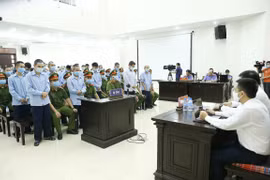 Các bị cáo nghe tòa tuyên án trong phiên xử ngày 14/9/2020. (Ảnh: Doãn Tấn/TTXVN)