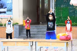 Một giáo viên phát động 'Vũ điệu rửa tay' giúp các em học sinh vui vẻ hơn trong khu cách ly. (Ảnh: Thành Đạt/TTXVN)