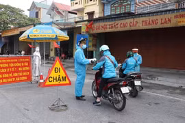 Chốt kiểm soát cấp tỉnh đặt ở ngã 3 chân cầu vượt Quán Gỏi, Hưng Thịnh, huyện Bình Giang, Hải Dương. (Ảnh: Mạnh Minh/TTXVN)