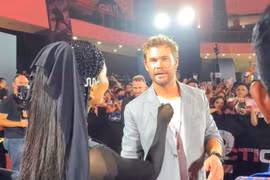H'Hen Niê hướng dẫn Chris Hemsworth nói “Xin chào Việt Nam.” (Ảnh: NVCC) 