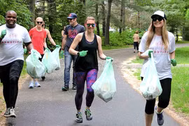Bắt nguồn từ Thụy Điển, “plogging” là môn thể thao dành cho khách du lịch có thể vừa đi bộ và vừa thu gom rác dọc đường. (Ảnh: PV/Vietnam+)