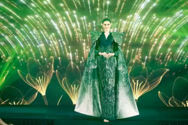 Đương kim Miss Grand International cuốn hút trong tà áo dài Việt Nam