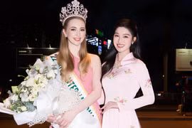 Á hậu Phương Nhi đón Miss International 2022 Jasmin Selberg tại sân bay. (Ảnh: CTV/Vietnam+)