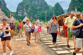 Du khách quốc tế thăm quan bối cảnh phim trường "Kong: Skull Island" tại Ninh Bình, vào tháng 8/2019, trước thời điểm khu này phải tháo dỡ. (Ảnh: Mai Mai/Vietnam+)
