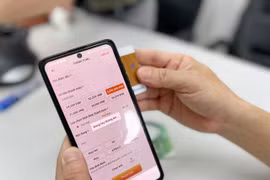 Mỗi chiếc điện thoại smartphone khi cài ứng dụng Quản trị và Kinh doanh Du lịch thuộc hệ sinh thái du lịch thông minh sẽ biến thành một máy POS thanh toán di động. (Ảnh: Mai Mai/Vietnam+)