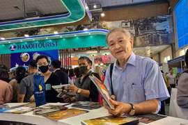 Du khách tìm hiểu thông tin điểm đến tại hội chợ du lịch VITM. (Ảnh: Mai Mai/Vietnam+)