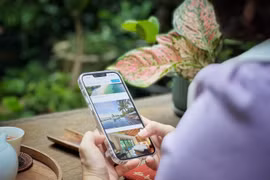 Những điểm đến được số hóa nhờ chuyển đổi số mang đến nhiều trải nghiệm thú vị cho du khách chỉ với một chiếc điện thoại thông minh. (Ảnh minh họa: Mai Mai/Vietnam+)