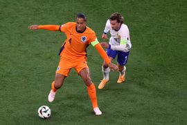 Tiền đạo Griezmann của Pháp (áo trắng) đã bỏ lỡ tới hai cơ hội ngon ăn. (Nguồn: Optus Sport)