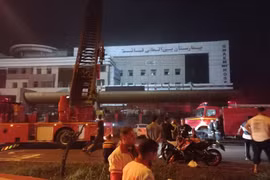 Lực lượng cứu hỏa tại hiện trường vụ cháy bệnh viện. (Nguồn: Iran Front Page)