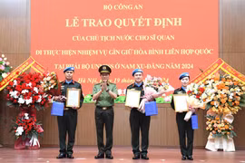 Thừa ủy quyền, Bộ trưởng Lương Tam Quang trao Quyết định của Chủ tịch nước đối với 3 sỹ quan Công an Nhân dân. (Nguồn: Cổng thông tin Bộ Công an)