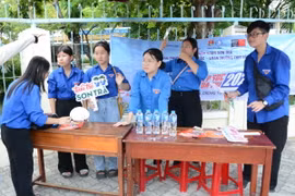 Đội thanh niên tiếp sức mùa thi hỗ trợ thí sinh tại điểm thi THPT Tôn Thất Tùng (quận Sơn Trà, thành phố Đà Nẵng). (Ảnh: Văn Dũng/TTXVN)