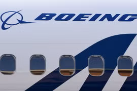 Biểu tượng Boeing trên máy bay của Hãng tại sân bay Washington Reagan ở Arlington, Virginia, Mỹ. (Ảnh: AFP/TTXVN)