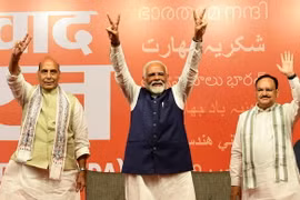 Thủ tướng Ấn Độ Narendra Modi (giữa) cùng các lãnh đạo Liên minh Dân chủ quốc gia (NDA) do đảng Nhân dân Ấn Độ (BJP) đứng đầu, mừng chiến thắng của NDA tại New Delhi. (Ảnh: AA/TTXVN)