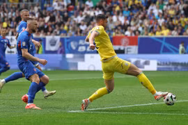 Tiền đạo Roman Yaremchuk (phải) của Ukraine đi bóng đột phá trong trận đấu. (Ảnh: THX/TTXVN)