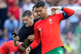 Một cổ động viên lao xuống sân, cố chụp ảnh selfie với Cristiano Ronaldo. (Nguồn: Getty Images)