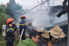 Lực lượng cảnh sát triển khai công tác chữa cháy tại hiện trường. (Ảnh: Nguyễn Dũng/TTXVN)